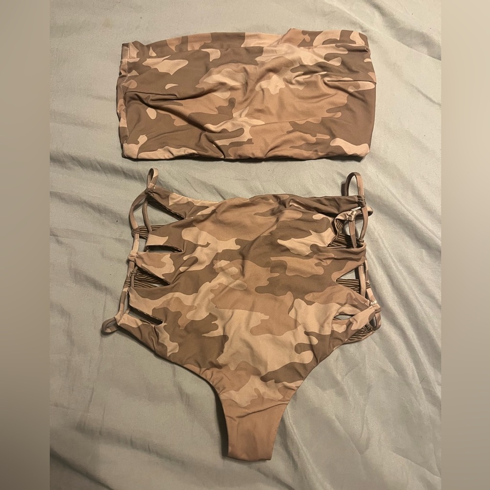 SOLD❌❌do not buy. Acacia manly top and queens bottom in dakota camo